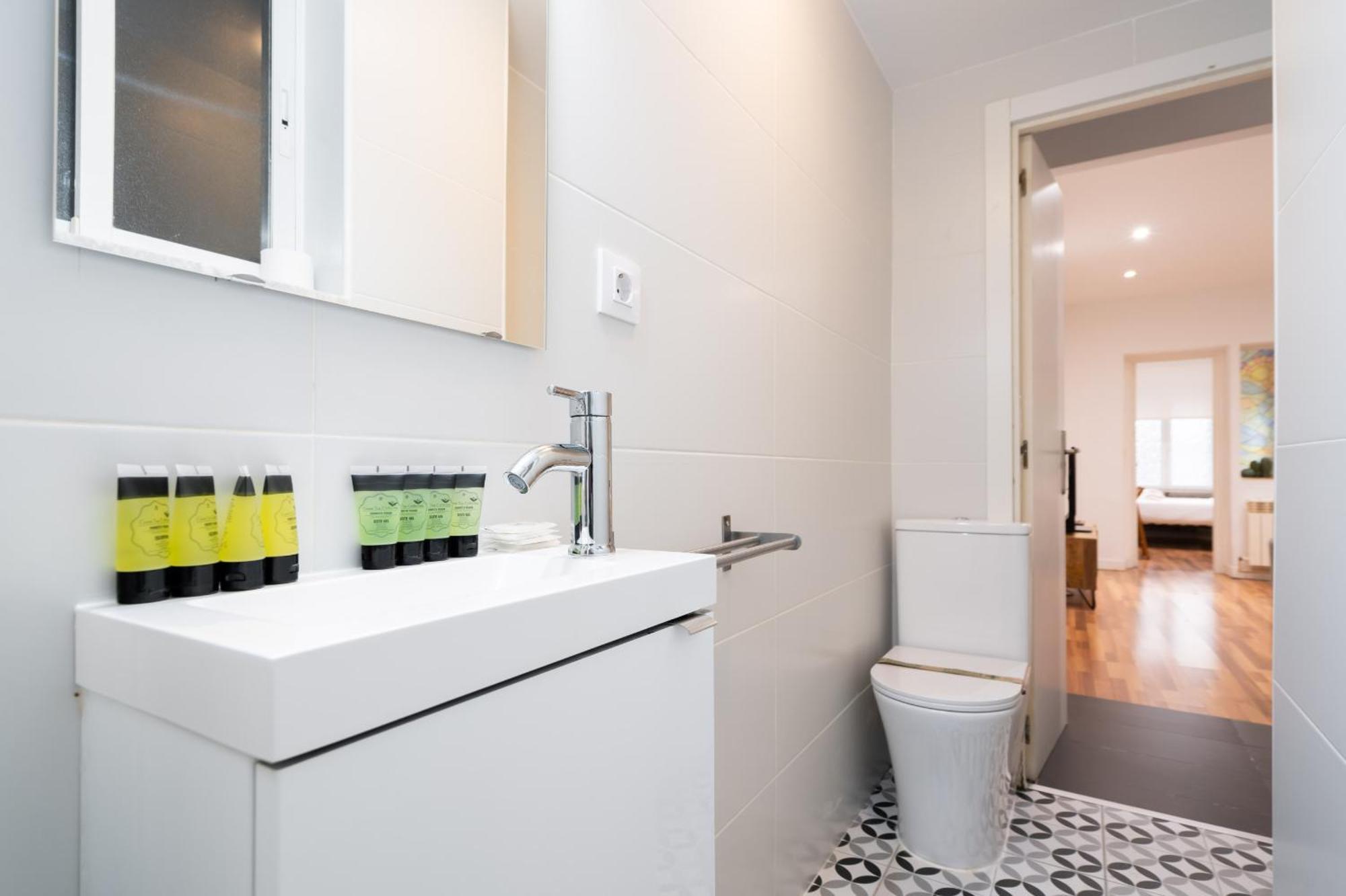 Apartamento En La Plaza De Lavapies Alquiler Temporal Madrid Exteriör bild