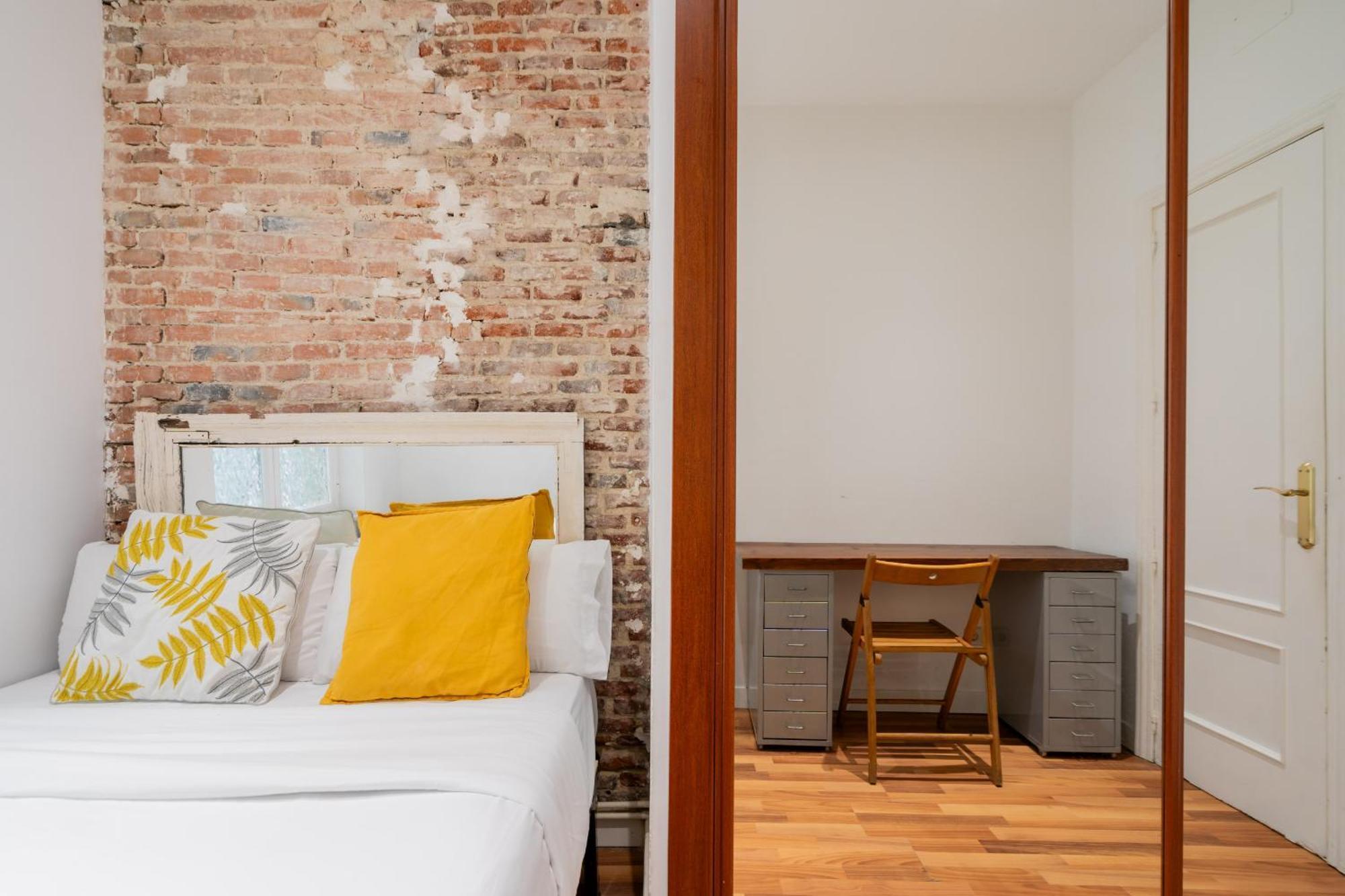 Apartamento En La Plaza De Lavapies Alquiler Temporal Madrid Exteriör bild